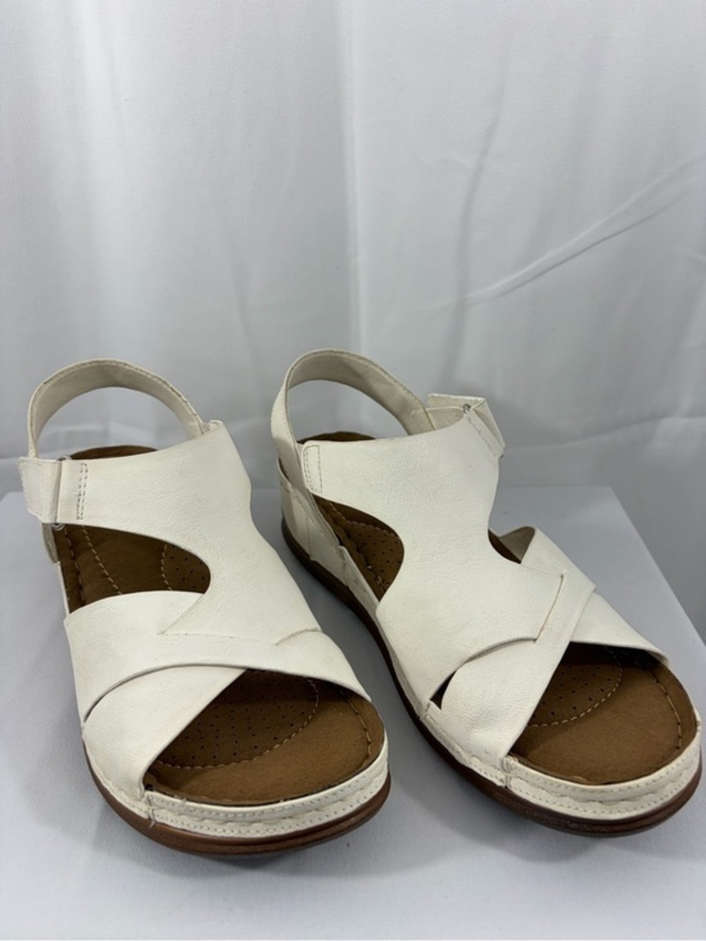 NWT Easy Street Women’s Size 9 White Open-Toe Comfort Wedge Sandals